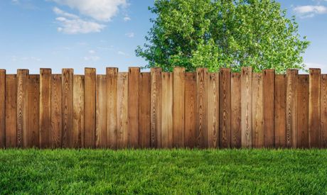 Harmoniser la clôture avec la maison et la pergola
