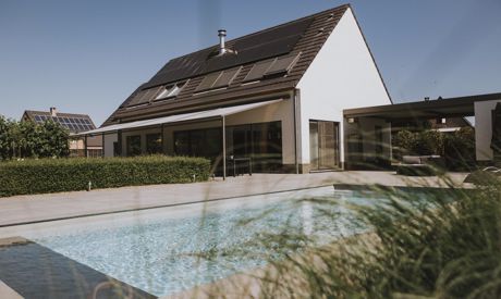 Pergola, banne solaire ou parasol? Comment couvrir la terrasse et la protéger contre le soleil