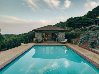 Piscine dans le jardin: comment aménager les environs