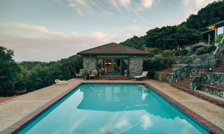 Piscine dans le jardin: comment aménager les environs