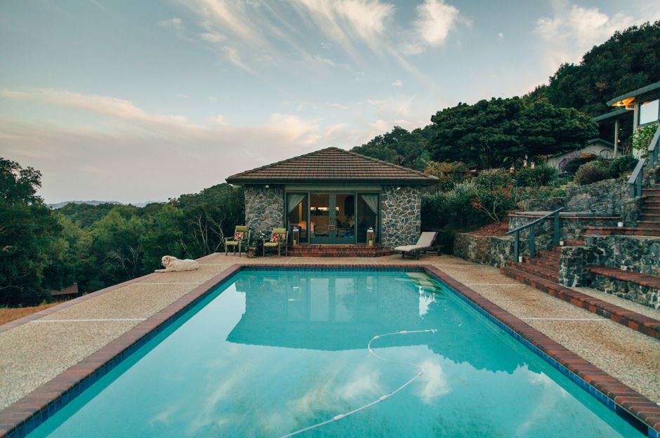 Piscine dans le jardin: comment aménager les environs