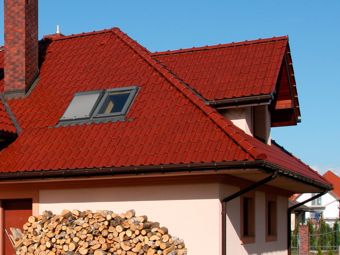 Systèmes de toit pour la protection solaire parfaite des locaux situés non seulement sous les combles