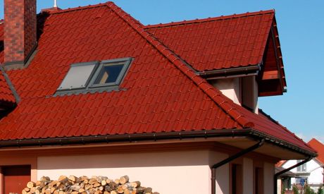 Systèmes de toit pour la protection solaire parfaite des locaux situés non seulement sous les combles