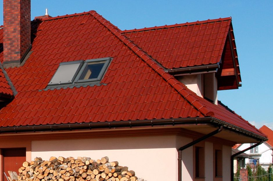 Systèmes de toit pour la protection solaire parfaite des locaux situés non seulement sous les combles