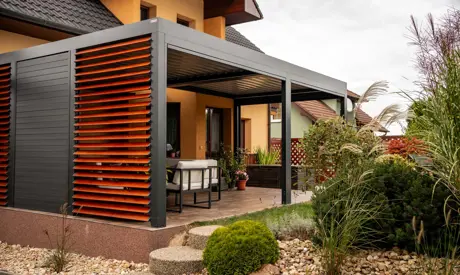 Le jardin comme salon d'été: comment les dispositifs de protection solaire transforment l'espace extérieur