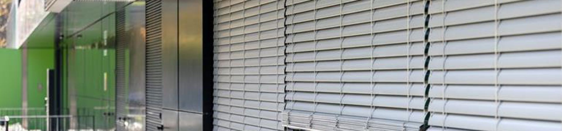 Nettoyage de printemps : comment nettoyer les stores, les volets roulants et les bannes solaires