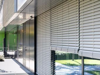 Nettoyage de printemps : comment nettoyer les stores, les volets roulants et les bannes solaires