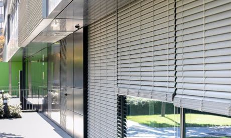 Nettoyage de printemps : comment nettoyer les stores, les volets roulants et les bannes solaires