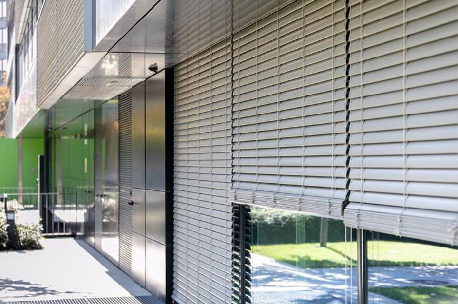 Nettoyage de printemps : comment nettoyer les stores, les volets roulants et les bannes solaires