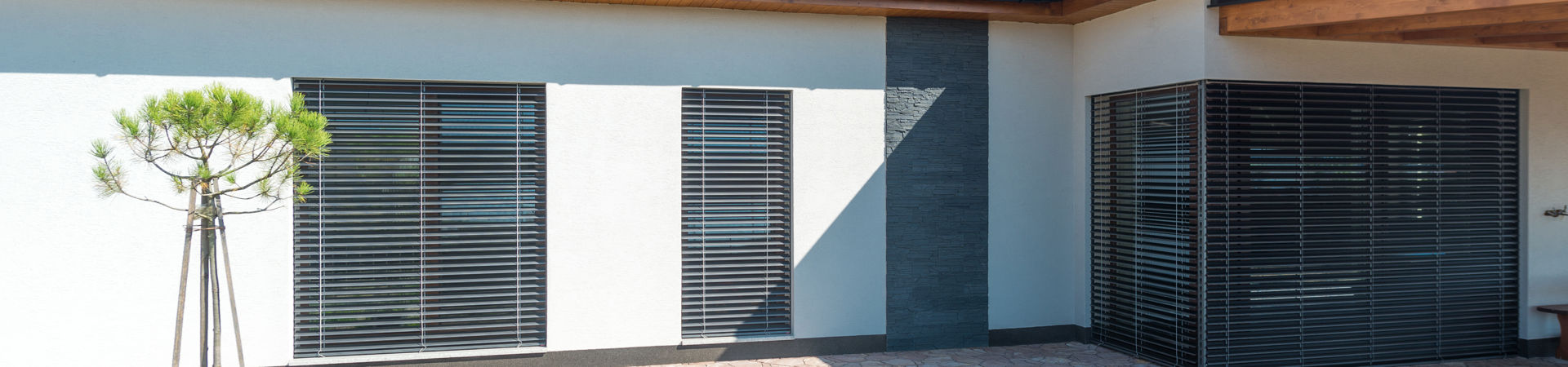 Comment reconnaître un store extérieur de qualité : l'accent sur les détails et les matériaux