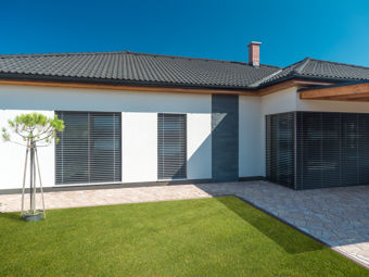 Comment reconnaître un store extérieur de qualité : l'accent sur les détails et les matériaux