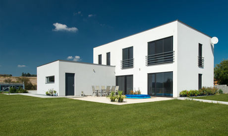 Vous construisez une maison ? Quel est le moment idéal pour installer un dispositif de protection solaire extérieure ?