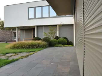 Comment refroidir son appartement sans climatisation ? L'efficacité des protections solaires extérieures