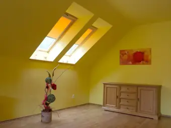 Protection solaire pour les fenêtres de toit : volets roulants, stores et plissés