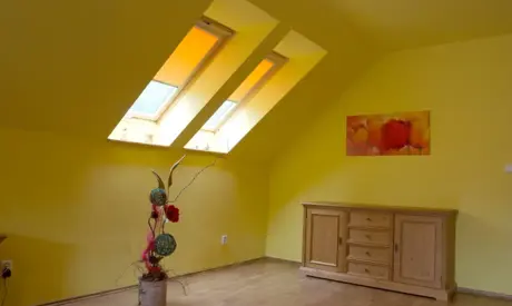 Protection solaire pour les fenêtres de toit : volets roulants, stores et plissés