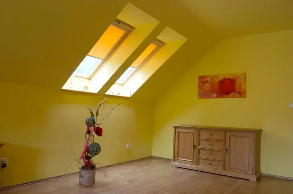 Protection solaire pour les fenêtres de toit : volets roulants, stores et plissés