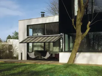 Entretien et maintenance des pergolas et des bannes solaires : comment prolonger leur durée de vie ?