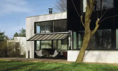 Entretien et maintenance des pergolas et des bannes solaires : comment prolonger leur durée de vie ?