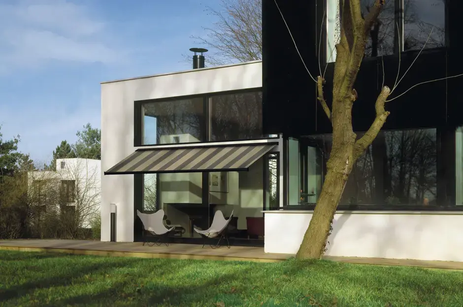 Entretien et maintenance des pergolas et des bannes solaires : comment prolonger leur durée de vie ?