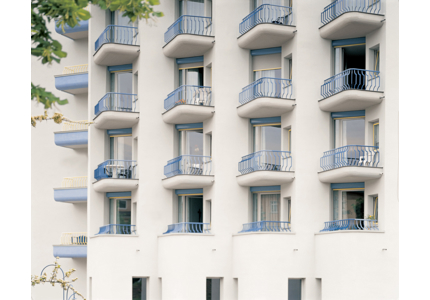 Stores enrouleurs pour un balcon vitré
